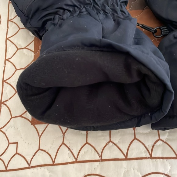 Warmest gloves you’ll ever own. Boys XL OR Mens small. Batteries inside for heat - Picture 2 of 4